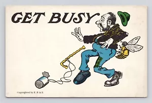 Get Busy - Bee Stinging A Hobo - Postal de humor cómico vintage - Imagen 1 de 2