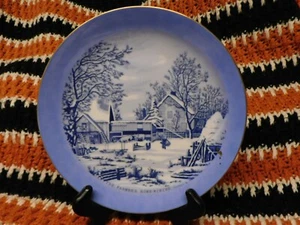 Placa de exhibición Currier & Ives EL HOGAR DEL GRANJERO-INVIERNO azul 8,5" Japón - Imagen 1 de 6