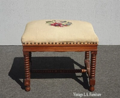 Taburete de banco tapiz floral francés vintage uñas decorativas y patas de bobina Foto 1 de 4