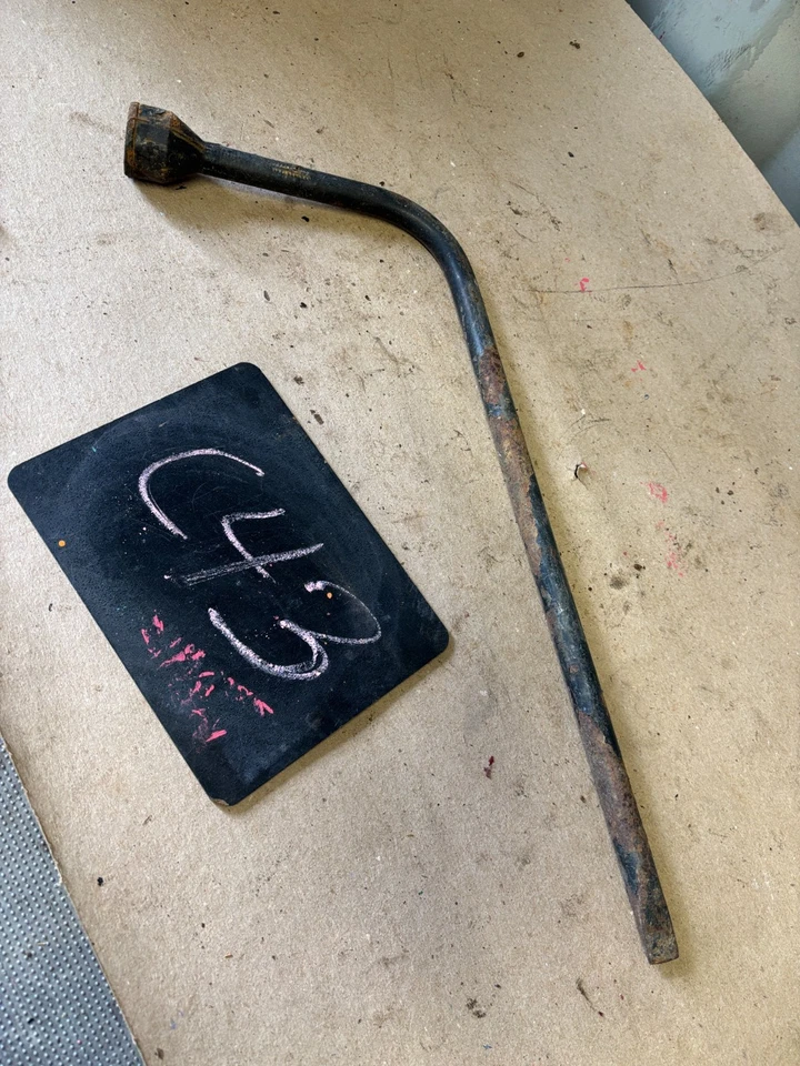 1981 85 86 88 1991 CHEVROLET GMC 3500 K30 C30 HEAVY DUTY TIRE IRON 1 3/4 TON OEM - Image 1 of 4