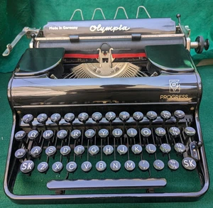 VINTAGE MADE IN GERMANY - OLYMPIA PROGRESS PORTABLE - SERVICED - Picture 1 of 12