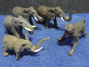 KONVOLUT PLASTIK WILDTIERE ELEFANTEN MIT STOSSZÄHNEN UND EINEM PAVIAN 1994 - Bild 1 von 11