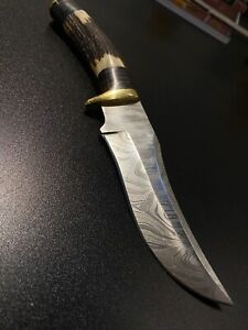 Handgeschmiedetes Jagdmesser aus Damaststahl, Hirschgeweih mit Lederscheide