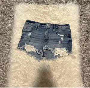 Jeansshorts mit Spitzendetail Gr:4/27 - Bild 1 von 1