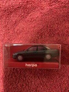 HERPA OPEL OMEGA SALOON CD DARK GREEN VAUXHALL MODEL 1:87 - Picture 1 of 1