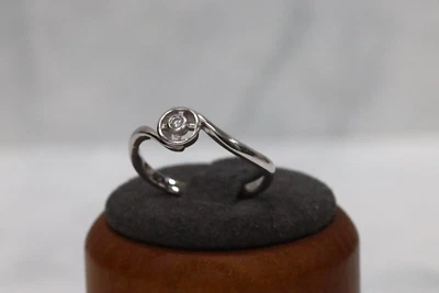 Anillo bypass de diamantes de oro blanco de 9 quilates - talla O Foto 1 de 4