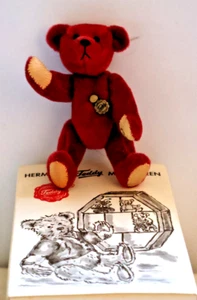 ORSO IN MINIATURA HERMANN ~ colore rosso ~ 8,00 cm ~ arti mobili ~ in scatola - Foto 1 di 1
