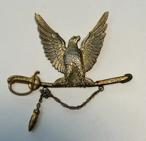 Broche American Eagle encaramado en espada tono dorado mediados de 1900’s patriótico militar - Imagen 1 de 7