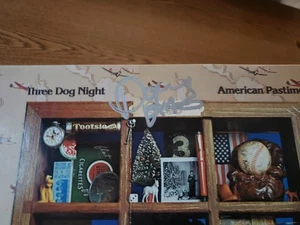 HAND SIGNED DANNY HUTTTON 1976 MINT-EXC Three Dog Night American Pastime LP33 - Imagen 1 de 10