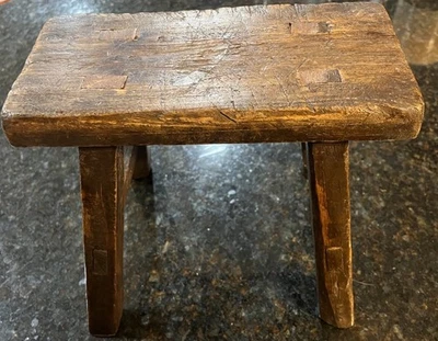 Antiguo taburete de madera Mortis pequeño primitivo fuerte resistente raro Foto 1 de 4