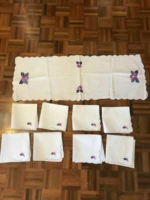 Vintage floral hand applique & embroidered table runner & 8 napkins scallop edge - Image 1 of 4