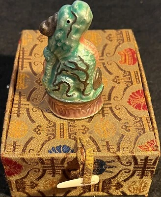 Dragón Chino 3.25" Alto Figura Verde y Rosa Vidrio Pintado Caja de Almacenamiento Vintage Foto 1 de 4