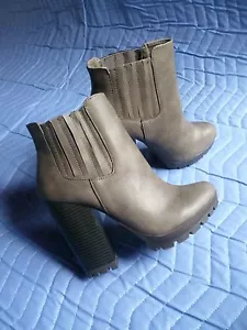 Candie's Damen Double Gore 4,5" Absatz Stiefeletten grau/stein Größe 8,5 (NEU) - Bild 1 von 7