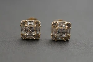 Hermosos pendientes de tachuelas circulares brillantes de oro amarillo liso de 14 K de 7 mm cuadrados para hombre y mujer. - Imagen 1 de 10