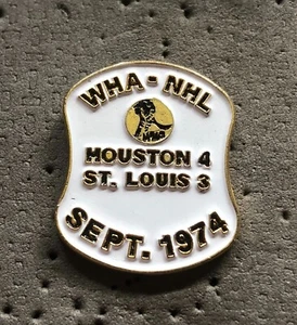 WHA - NHL Sept. 1974 Houston 4 , St. Louis 3 WHA Hockey Pin - Imagen 1 de 1