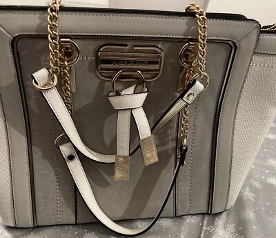 Bolso de Mano River Island Eyelt Cadena Ganar Correas de Metal Dorado Gamuza Blanco Gris y Cremallera Foto 1 de 4
