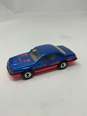 Matchbox #59 1987 T-Bird Turbo cupé en raro metálico azul claro sobre rosa intenso Foto 1 de 4