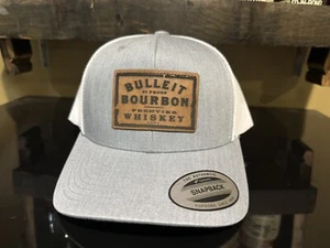 Sombrero trasero a presión inspirado en el whisky bourbon Bulleit Frontier - Sombrero de camionero - Imagen 1 de 4