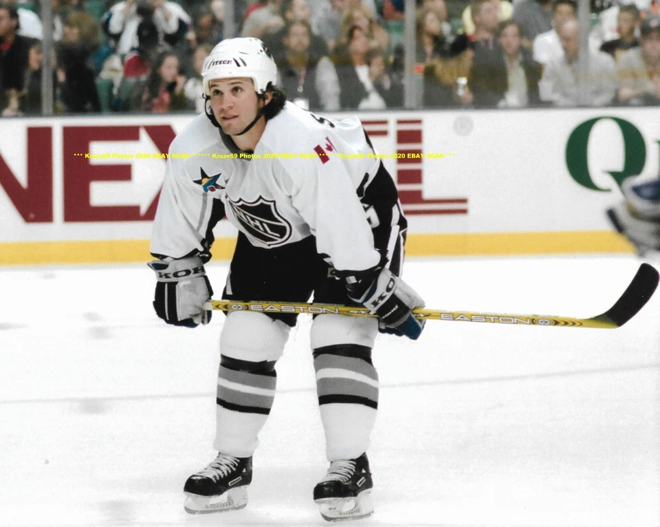 MARTIN ST LOUIS Awaits FACEOFF 2003 NHL ALL STAR GAME 8x10 Photo LIGHTNING HOF  - Image 1 of 1