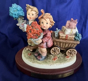 Goebel Hummel 751 Love's Bounty Century Collection mit Holzsockel - Bild 1 von 7