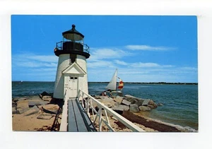 Postal antigua de Nantucket MA Mass, barco de carreras, spinnaker, faro de Brant Point - Imagen 1 de 2