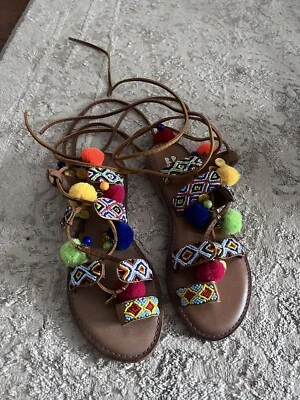 Sandalias BP multicolores con cuentas pompón acento para mujer talla 5,5 Foto 1 de 3