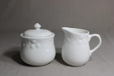 GIBSON HOUSEWARES Crema blanca y azucarero con tapa, patrón de fruta en relieve Foto 1 de 4