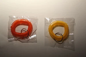 KUNSTSTOFF SPIRAL SCHLÜSSELANHÄNGER ORANGE ODER ROT - Bild 1 von 3