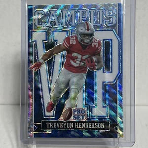 Treveyon Henderson 2022 Pro Set Metall VIP Campus lila Welle #VIP-TH1 Rookie RC - Bild 1 von 2