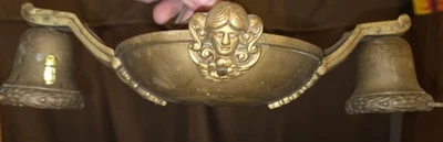 Lámpara de techo antigua Art Nouveau de latón con máscaras de doncella - accesorio de 2 brazos  Foto 1 de 4