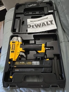 Clavadora Brad neumática con cable DeWalt calibre 18 punto de precisión calibre 18 DWFP12231 - Imagen 1 de 11