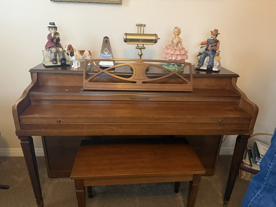 Piano vertical antigo - Imagem 1 de 1