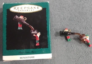 Hallmark Andenken Miniatur Ornament 1993 Pour Some More - Elves Pour Coca-Cola - Bild 1 von 6