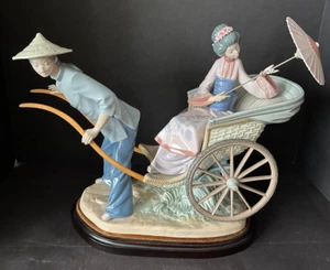 COMPOSICIÓN DE PASEO RICKSHAW LLADRO 1383 RETIRADO DE COLECCIÓN SOBRE BASE DE MADERA - Imagen 1 de 15