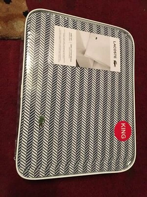 Juego de sábanas Lacoste King AdvantageEasyCare patrón Chevron azul y blanco 100 % algodón Foto 1 de 3