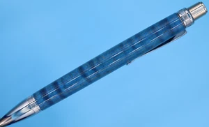 Blade Button Click Kugelschreiber vernickelt mit gefärbtem stabilisiertem lockigem Ahorn - Bild 1 von 10