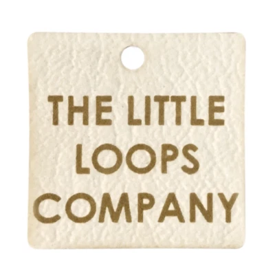 Personalisierte Kunstleder Etiketten Quadrat 25 mm Produktetiketten Handarbeit Stricken Logo - Bild 1 von 4