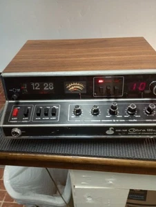 Cobra 40 Channel 135 XLR Radio Powers On - Zdjęcie 1 z 9