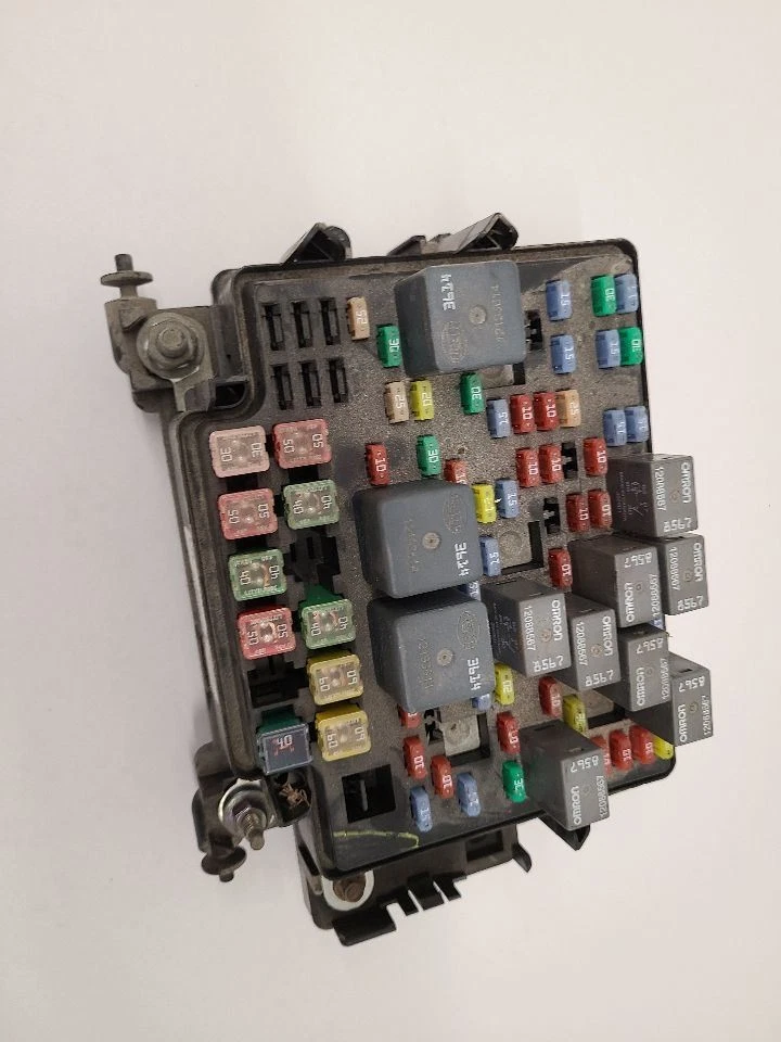 2003-2006 CHEVROLET AVALANCHE 1500 Engine Fuse Box 15201930-01 Foto 1 de 4