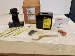 TYCO RAYCHEM T-100 447379-000 SPLICE & TEE KIT, Hazardous Location - Picture 1 of 10