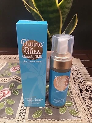 Limpiador facial en espuma de pomelo Divine Bliss Beverly Hills con té verde y B5 Foto 1 de 4