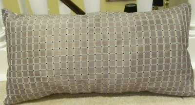 Funda de almohada lumbar a cuadros de seda Clarence House con respaldo de terciopelo de seda sintética Foto 1 de 4