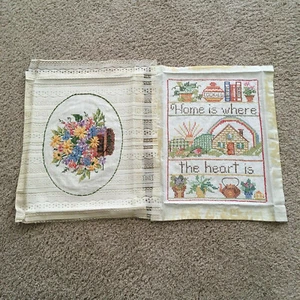 2 Vintage ungerahmte handgestickte Kreuzstich Bilder Blumen Haus Herz LESEN - Bild 1 von 10