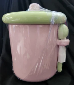 BIDONE CONTENITORE CON CUCCHIAIO -PESANTE- CONTIENE 23,5 ou. ROSA CON COPERCHIO VERDE - COLORI PASTELLO - Foto 1 di 6