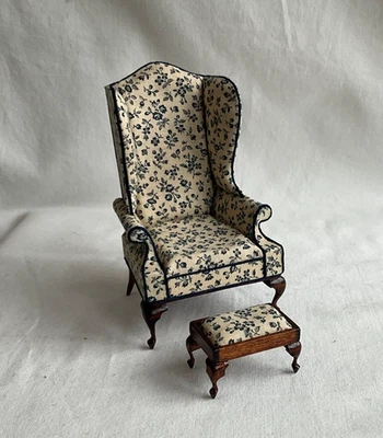 Silla lateral artesanal Churchill para casa de muñecas miniatura hecha a mano con respaldo alto con otomana Foto 1 de 4