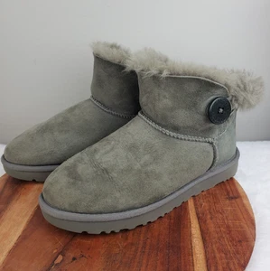 UGG Mini Bailey Button II grau grau Wildleder Lammfell Stiefeletten Größe 7 Damen GUC - Bild 1 von 8