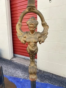 Antiker figürlicher Bodenkerzenständer 20er Jahre Jugendstil - Göttin aus Gusseisen - Bild 1 von 5