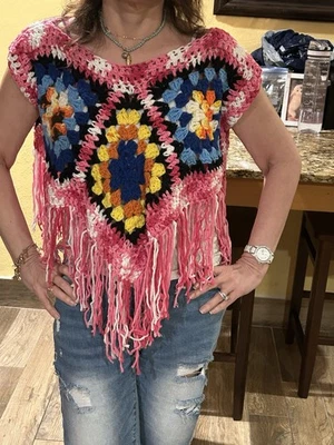 Top recortado cuadrado de abuela rosa ganchillo hecho a mano con mangas cortas y flecos Foto 1 de 4