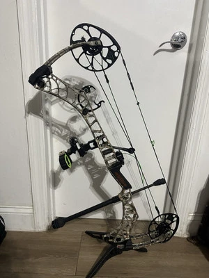 Matthews V3 31 Compound Bow - Image 1 of 4