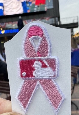 Chicago Cubs Rosa Cinta Calcomanía Día de la Madre Cáncer de Mama en Jersey Foto 1 de 2